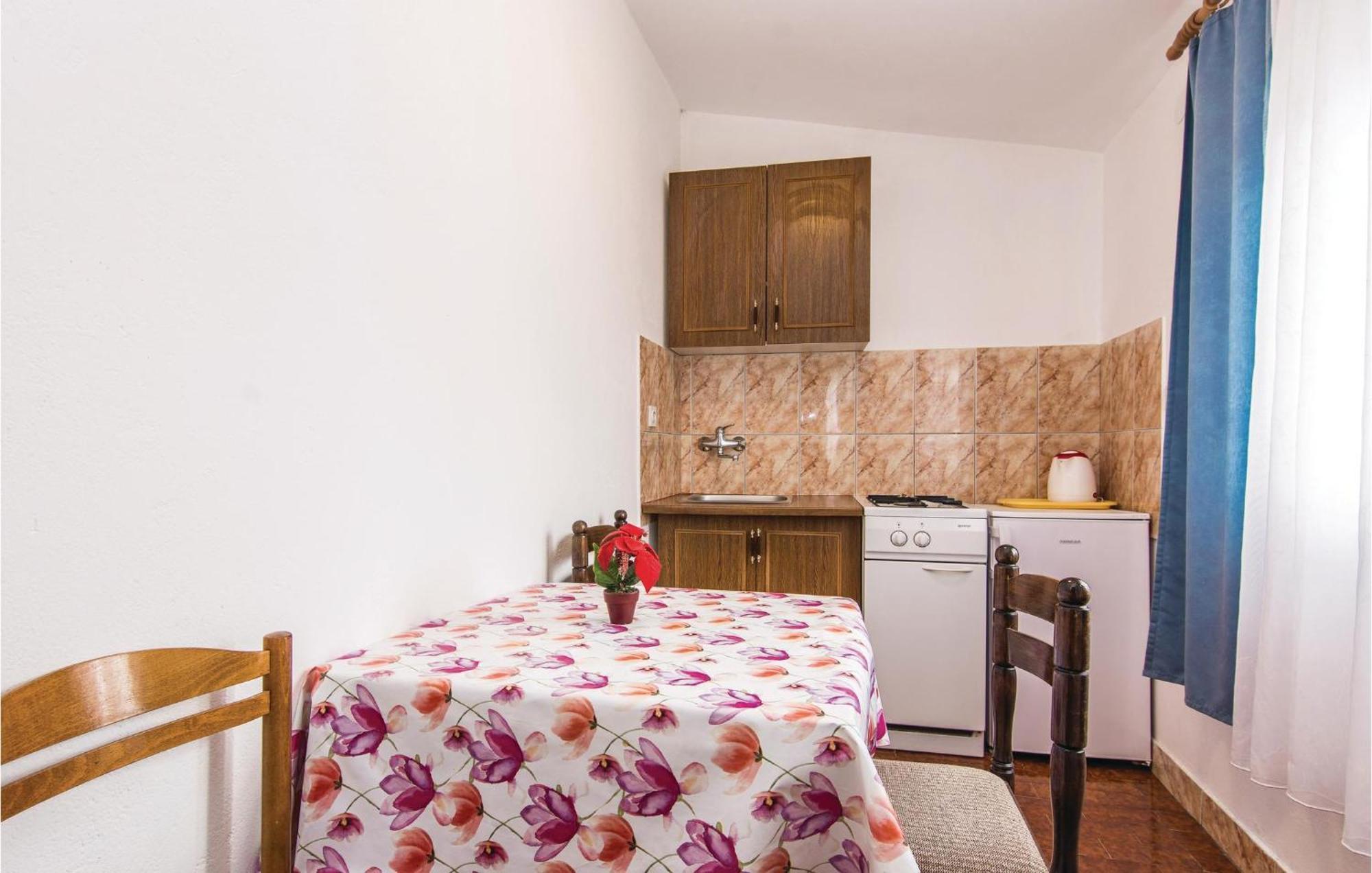 4 Bedroom Awesome Apartment In Starigrad Eksteriør bilde