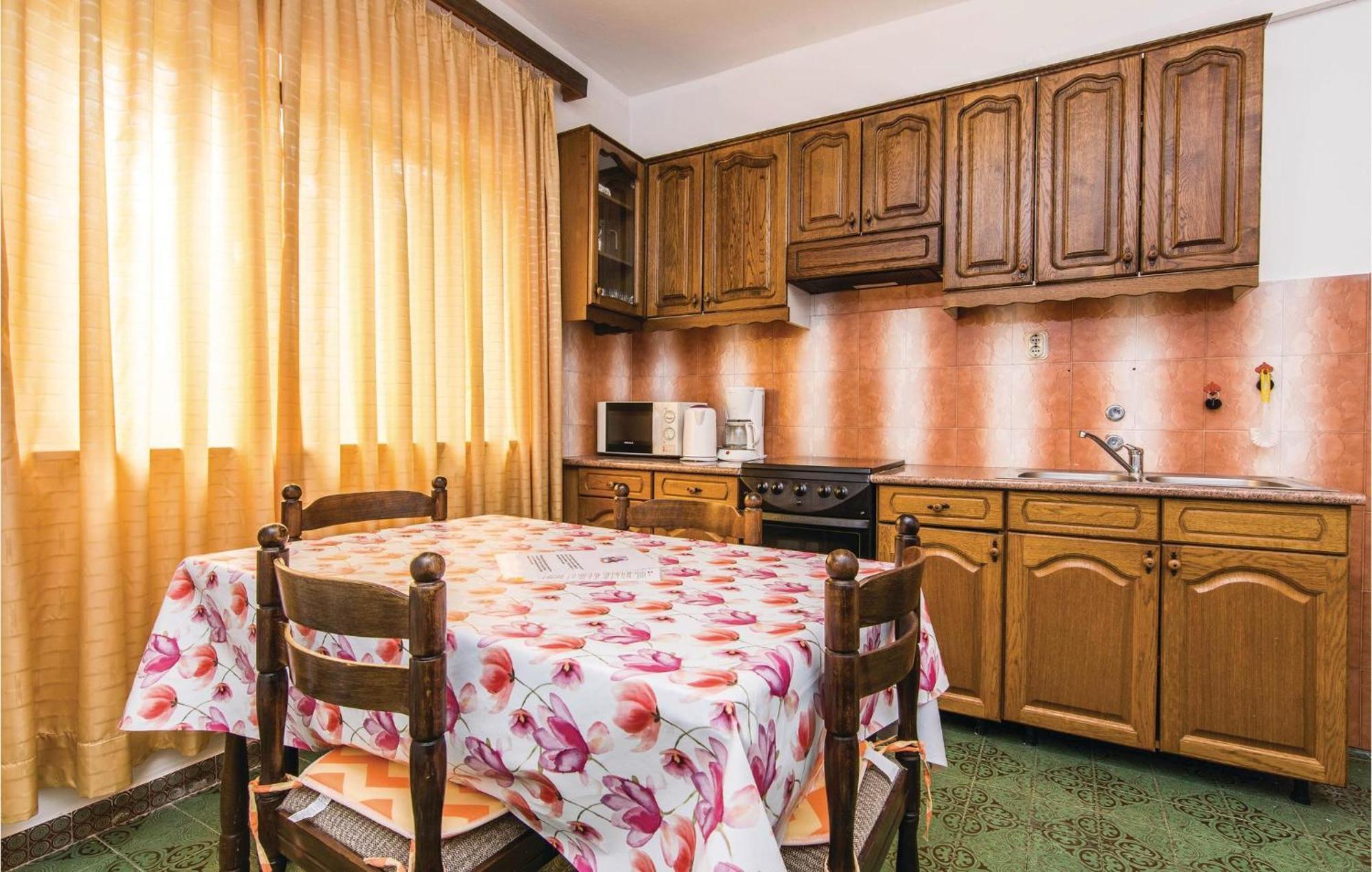 4 Bedroom Awesome Apartment In Starigrad Eksteriør bilde