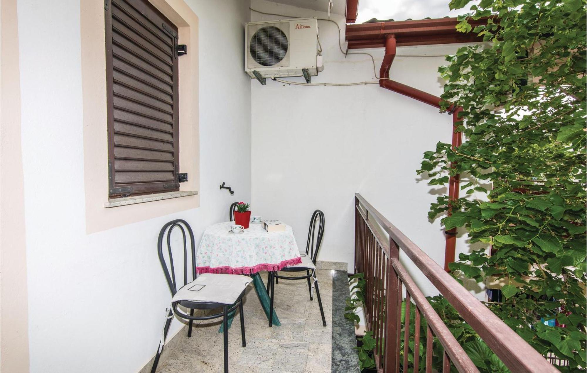 4 Bedroom Awesome Apartment In Starigrad Eksteriør bilde