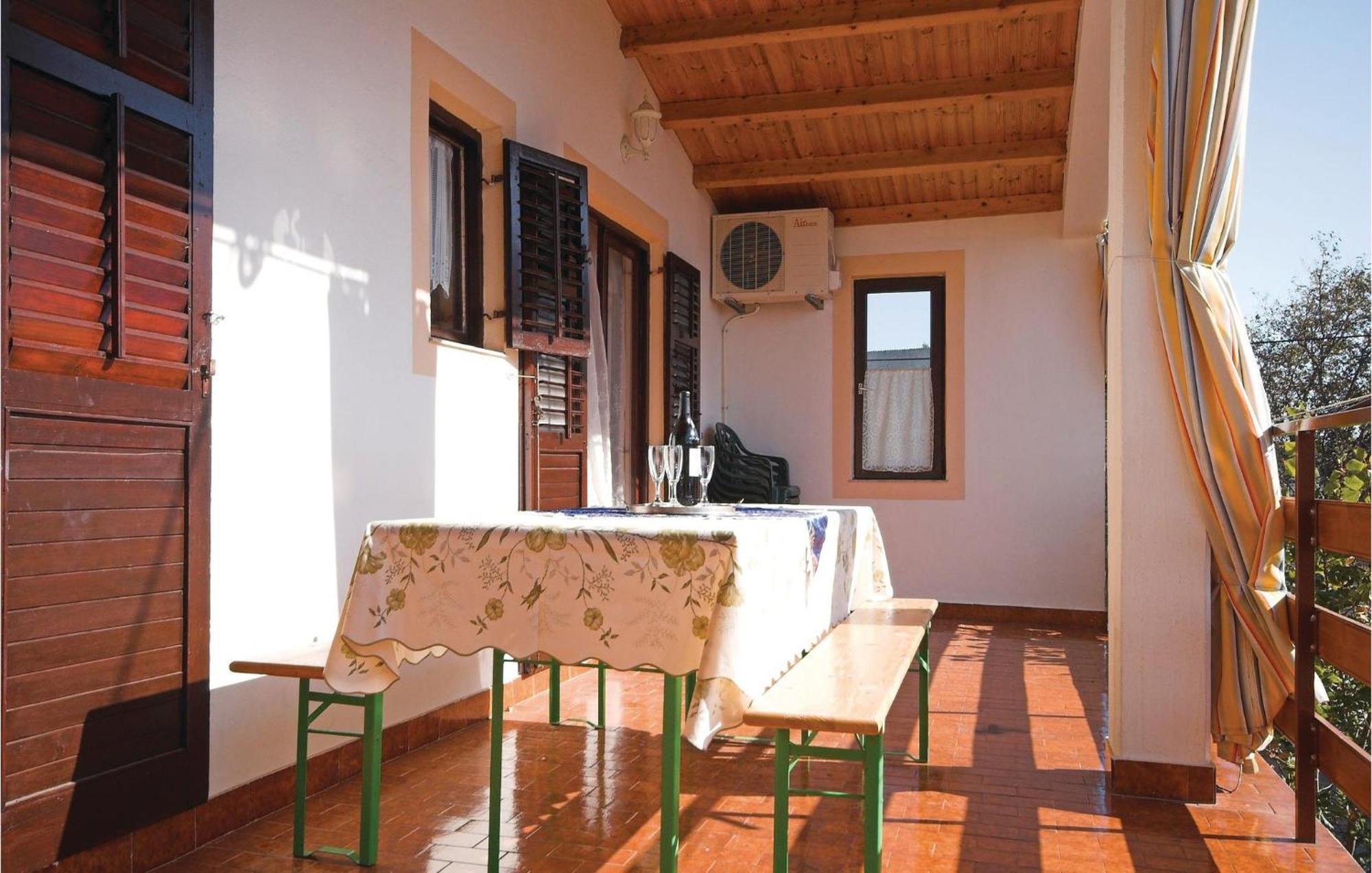 4 Bedroom Awesome Apartment In Starigrad Eksteriør bilde