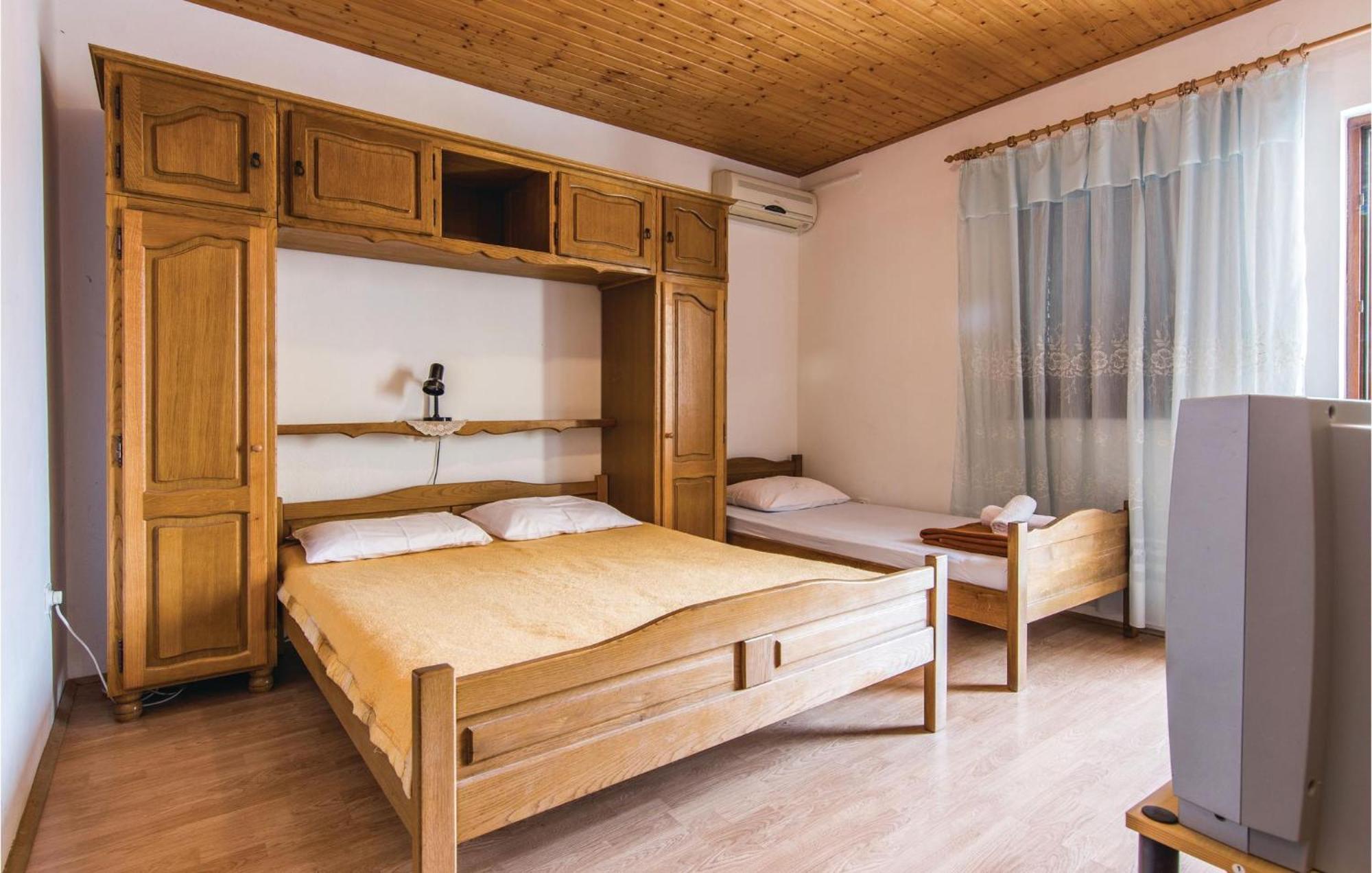 4 Bedroom Awesome Apartment In Starigrad Eksteriør bilde
